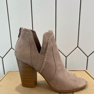 Fergalicious dusty mauve heels size 6